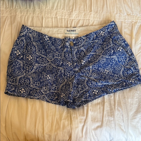 Old Navy Women's Blue and White Patterned Jean Shorts Size 6 - Picture 1 of 2